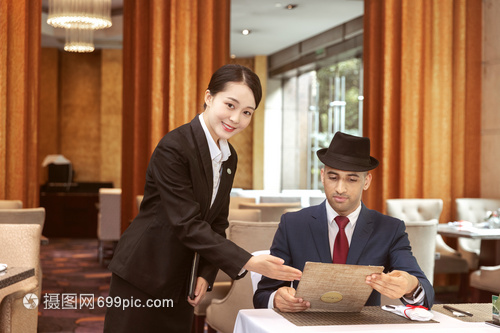 酒店服務(wù)餐廳服務(wù)員給外國客人菜單
