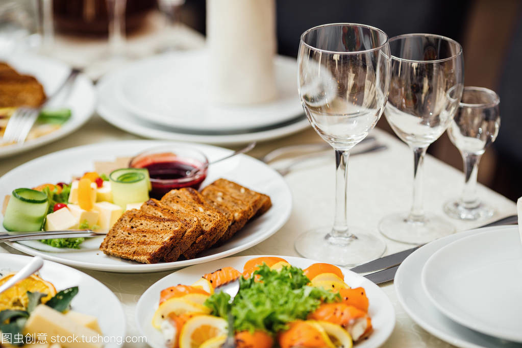 餐飲表將服務(wù)設(shè)置為與銀器和玻璃高腳杯在聚會(huì)前的餐廳